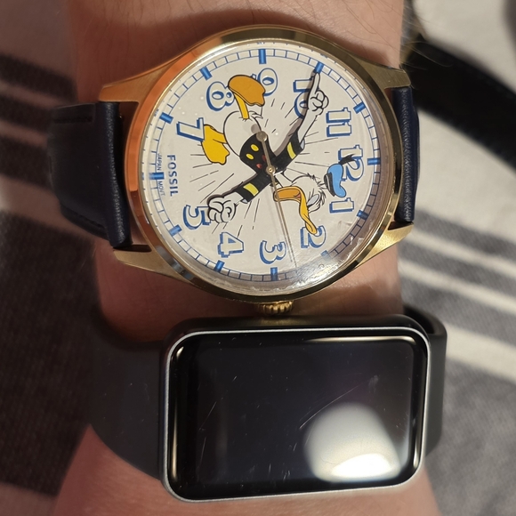 Fossil Donald Duck Watch with Gold and Blue Accents - Picture 6 of 6